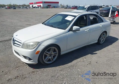 2010 Mercedes-Benz C 300 Luxury/Sport z USA, uszkodzony, nr VIN WDDGF5EB8AF421926